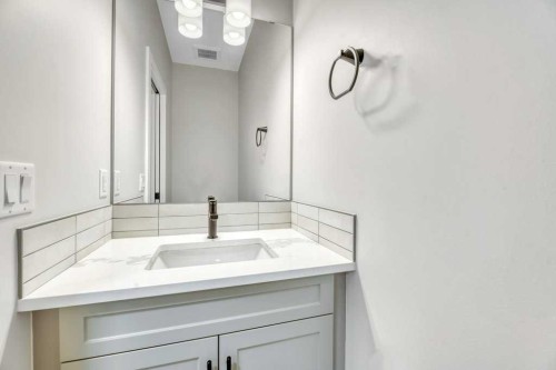 230 Wildrose Drive, Strathmore, AB - Indoor Photo Showing Bathroom