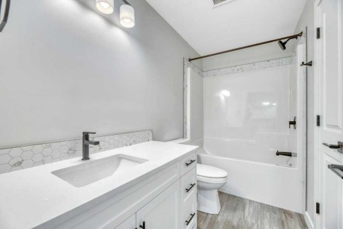 230 Wildrose Drive, Strathmore, AB - Indoor Photo Showing Bathroom