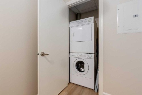 1700-817 15 Avenue Sw, Calgary, AB - Indoor Photo Showing Laundry Room