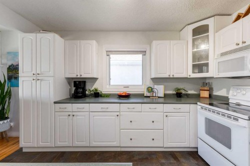 4011 25 Avenue Sw, Calgary, AB - Indoor Photo Showing Kitchen
