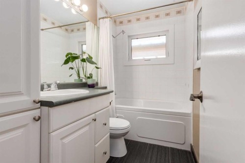 4011 25 Avenue Sw, Calgary, AB - Indoor Photo Showing Bathroom