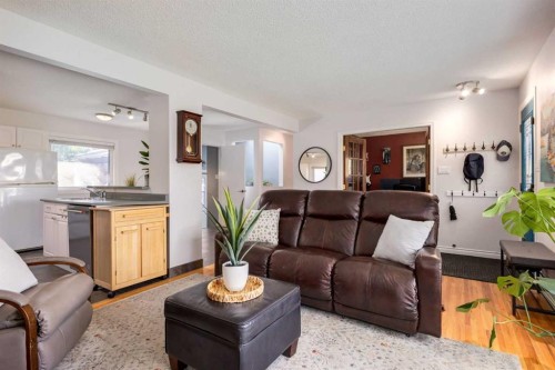 4011 25 Avenue Sw, Calgary, AB - Indoor Photo Showing Living Room