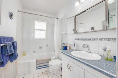 25 Highwood Place Nw, Calgary, AB - Indoor Photo Showing Bathroom