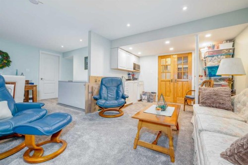25 Highwood Place Nw, Calgary, AB - Indoor Photo Showing Living Room