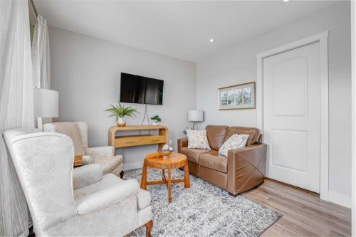 25 Highwood Place Nw, Calgary, AB - Indoor Photo Showing Living Room