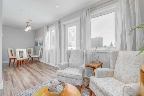 25 Highwood Place Nw, Calgary, AB - Indoor Photo Showing Living Room