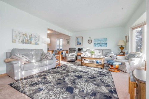 25 Highwood Place Nw, Calgary, AB - Indoor Photo Showing Living Room