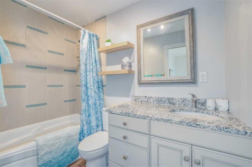 25 Highwood Place Nw, Calgary, AB - Indoor Photo Showing Bathroom
