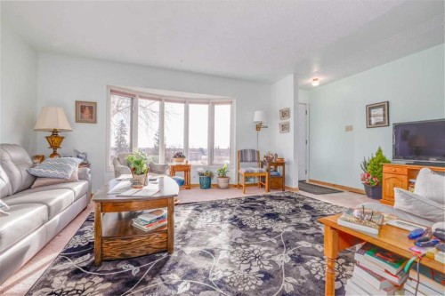 25 Highwood Place Nw, Calgary, AB - Indoor Photo Showing Living Room