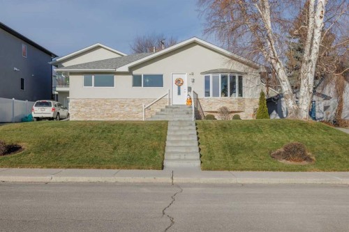 25 Highwood Place Nw, Calgary, AB - Outdoor With Facade