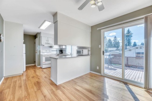 23 Brazeau Crescent Sw, Calgary, AB - Indoor Photo Showing Kitchen