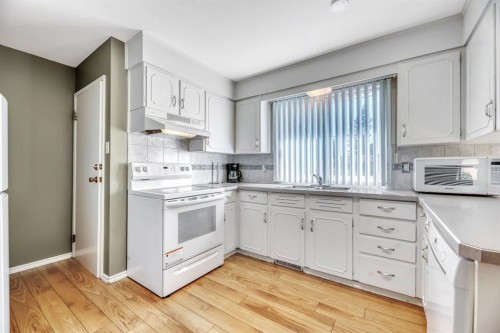 23 Brazeau Crescent Sw, Calgary, AB - Indoor Photo Showing Kitchen