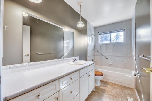 23 Brazeau Crescent Sw, Calgary, AB - Indoor Photo Showing Bathroom