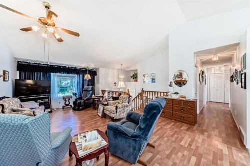 21 Strathmore Lakes Way, Strathmore, AB - Indoor Photo Showing Living Room