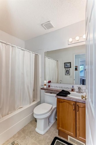 21 Strathmore Lakes Way, Strathmore, AB - Indoor Photo Showing Bathroom
