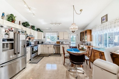 21 Strathmore Lakes Way, Strathmore, AB - Indoor Photo Showing Kitchen