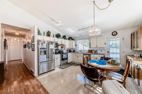 21 Strathmore Lakes Way, Strathmore, AB - Indoor Photo Showing Kitchen