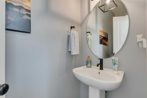 63 Wolf Gate, Okotoks, AB - Indoor Photo Showing Bathroom