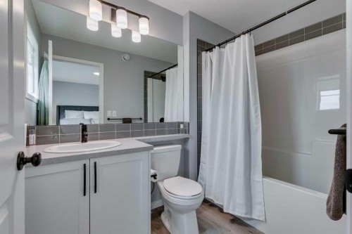 63 Wolf Gate, Okotoks, AB - Indoor Photo Showing Bathroom