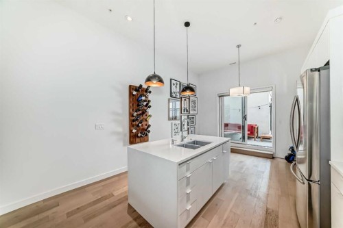 109-15 Rosscarrock Gate Sw, Calgary, AB - Indoor Photo Showing Kitchen With Double Sink With Upgraded Kitchen