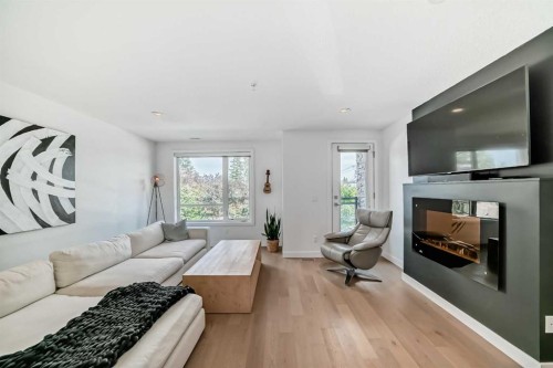 109-15 Rosscarrock Gate Sw, Calgary, AB - Indoor Photo Showing Living Room With Fireplace