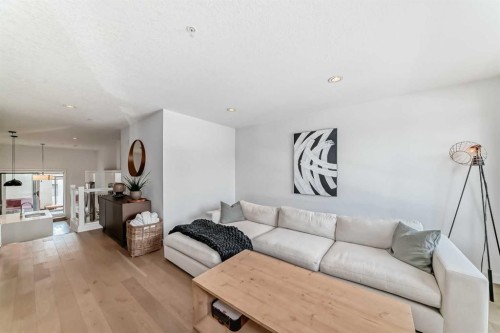 109-15 Rosscarrock Gate Sw, Calgary, AB - Indoor Photo Showing Living Room