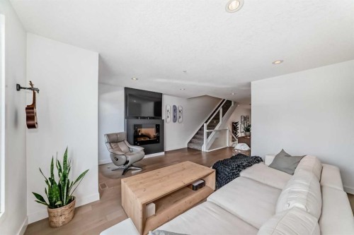 109-15 Rosscarrock Gate Sw, Calgary, AB - Indoor Photo Showing Living Room With Fireplace