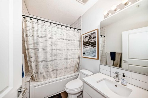 109-15 Rosscarrock Gate Sw, Calgary, AB - Indoor Photo Showing Bathroom