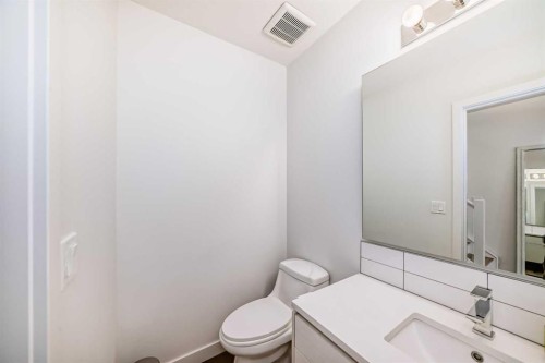 109-15 Rosscarrock Gate Sw, Calgary, AB - Indoor Photo Showing Bathroom