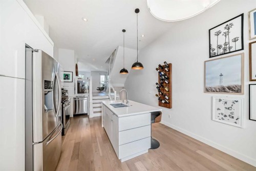109-15 Rosscarrock Gate Sw, Calgary, AB - Indoor Photo Showing Kitchen With Double Sink