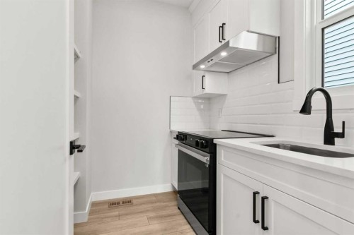 315 Kinniburgh Loop, Chestermere, AB - Indoor Photo Showing Kitchen