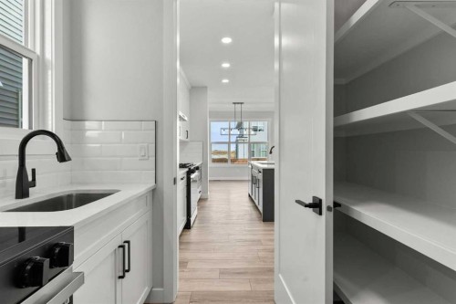315 Kinniburgh Loop, Chestermere, AB - Indoor Photo Showing Kitchen