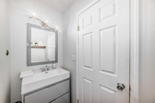 108-1000 Harvie Heights Road, Harvie Heights, AB - Indoor Photo Showing Bathroom