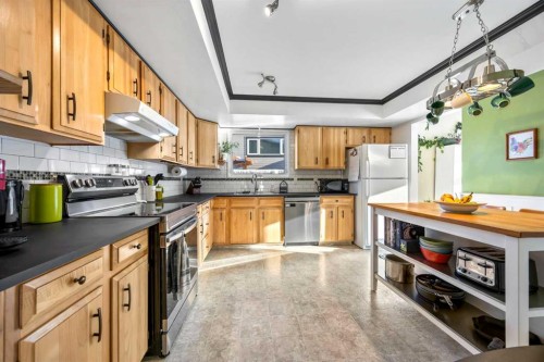 76 Bedford Circle Ne, Calgary, AB - Indoor Photo Showing Kitchen