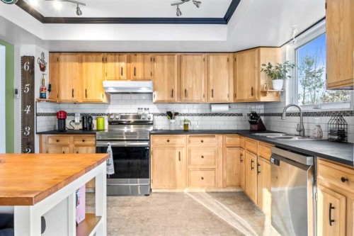 76 Bedford Circle Ne, Calgary, AB - Indoor Photo Showing Kitchen