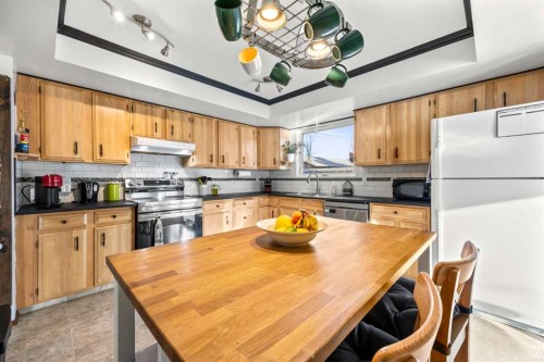 76 Bedford Circle Ne, Calgary, AB - Indoor Photo Showing Kitchen