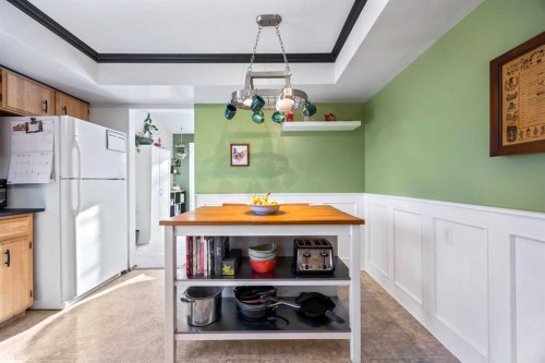 76 Bedford Circle Ne, Calgary, AB - Indoor Photo Showing Kitchen