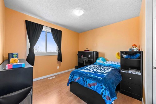 76 Bedford Circle Ne, Calgary, AB - Indoor Photo Showing Bedroom