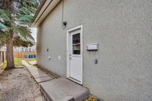 52 Pennsburg Way Se, Calgary, AB - Outdoor