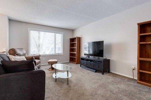 145 Fairway View Nw, High River, AB - Indoor Photo Showing Living Room