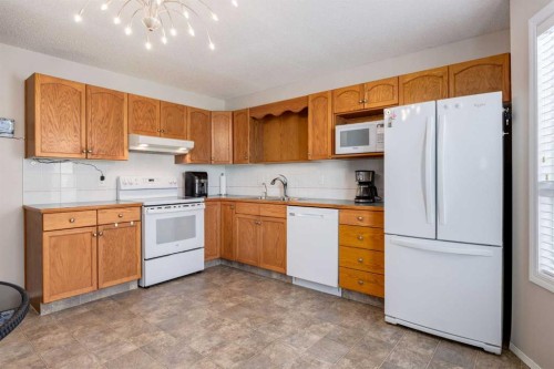 145 Fairway View Nw, High River, AB - Indoor Photo Showing Kitchen