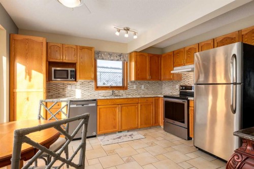 48 Patina Point Sw, Calgary, AB - Indoor Photo Showing Kitchen
