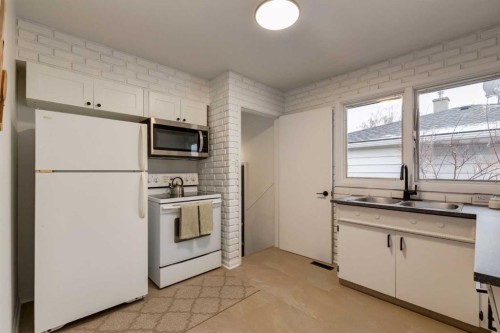 126 & 128 Winston Drive Sw, Calgary, AB - Indoor Photo Showing Kitchen