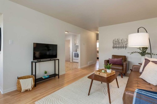 126 & 128 Winston Drive Sw, Calgary, AB - Indoor Photo Showing Living Room