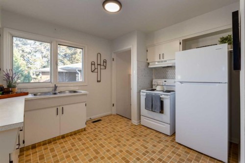 126 & 128 Winston Drive Sw, Calgary, AB - Indoor Photo Showing Kitchen With Double Sink