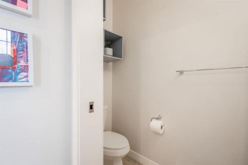 137 Les Jardins Park Se, Calgary, AB - Indoor Photo Showing Bathroom