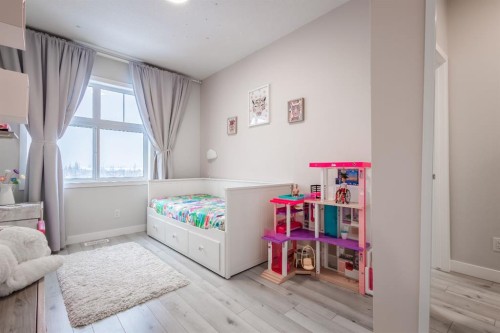 137 Les Jardins Park Se, Calgary, AB - Indoor Photo Showing Bedroom