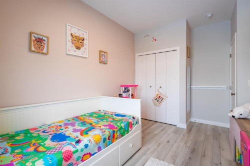 137 Les Jardins Park Se, Calgary, AB - Indoor Photo Showing Bedroom