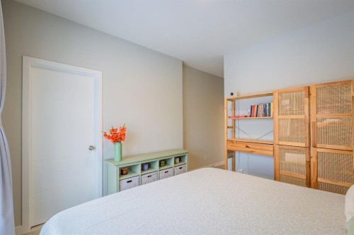 137 Les Jardins Park Se, Calgary, AB - Indoor Photo Showing Bedroom