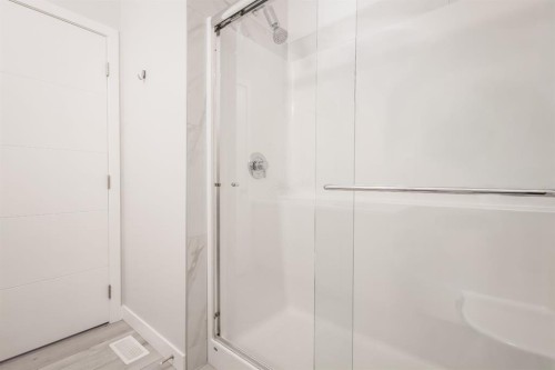 137 Les Jardins Park Se, Calgary, AB - Indoor Photo Showing Bathroom